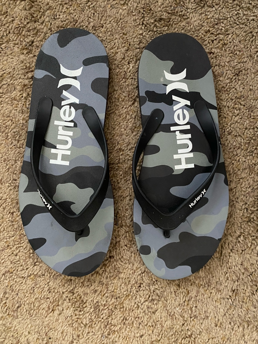 Hurley Men’s Size 10 Black and Gray Camo Flip Flops